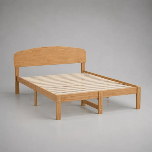 Letto matrimoniale 140 x 190 cm in legno massello di pino naturale con rete a doghe e testiera sagomata